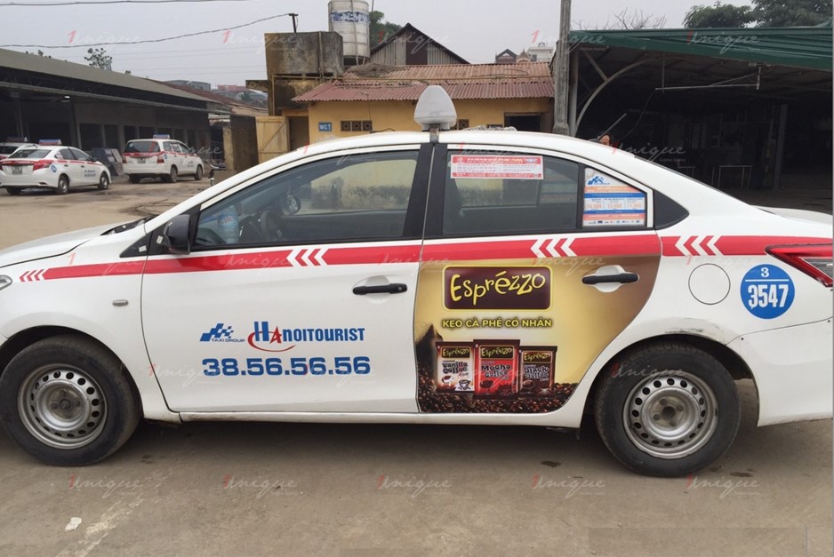 quảng cáo trên xe taxi