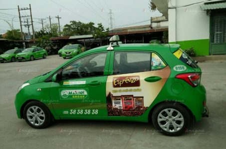 quảng cáo trên xe taxi