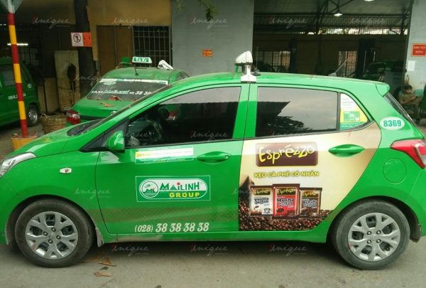 quảng cáo trên xe taxi