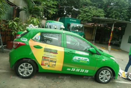 quảng cáo trên xe taxi