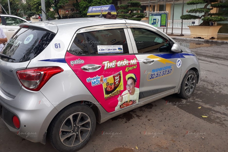 quảng cáo trên xe taxi