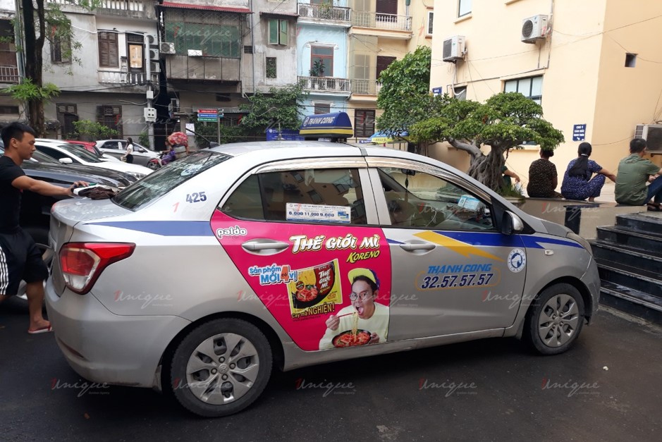 quảng cáo trên xe taxi