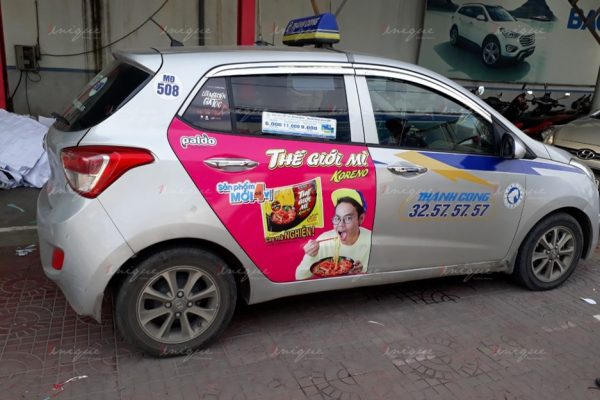 quảng cáo trên xe taxi