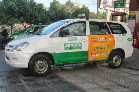 quảng cáo trên xe taxi